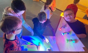 MINIPHÄNOMENTA an der Grundschule Ellingen zu Gast Miniphaenomenta zur Gast bei Grundschule Ellingen. Kinder probieren eine der Stationen aus
