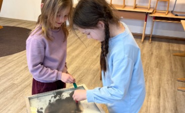Schulkinder beim Experimentieren (Copyright: Friederike Elbauer). Schulkinder beim Experimentieren (Copyright: Friederike Elbauer).