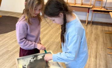 Schulkinder beim Experimentieren (Copyright: Friederike Elbauer).