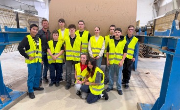 Gruppenbild Camp-Teilnehmende vor einer großen Papierrolle