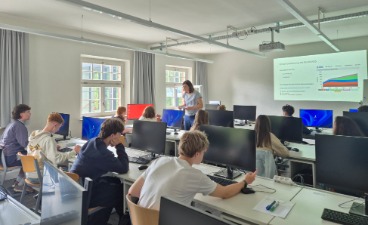 Schülerinnen und Schüler erforschen im PC-Pool der THI mithilfe des Simulationswerkzeugs EN-ROADS Wege zur Bekämpfung des Klimawandels.