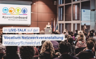 Grafik für den Live-Talk von #parentsonboard bei der Vocatium Netzwerkveranstaltung Würzburg/Schweinfurt mit Blick auf einen gefüllten Veranstaltungssaal.