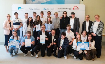 Sandra Stenger, bbw-Vorstandsvorsitzende, posiert mit den beiden Gewinnerteams des JUNIOR-Landeswettbewerbs.